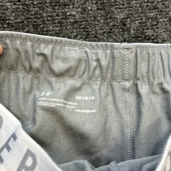 Under Armour lot of two loose fit heatgear shorts like new condition Sz large - Picture 5 of 8